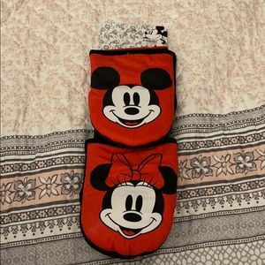 ⚡️SOLD⚡️Disney Mickey & Minnie Mouse Oven Mitts